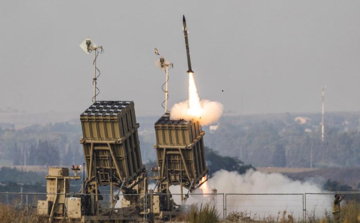 El sistema antimisiles Cúpula de Hierro dispara un misil interceptor mientras se lanzan cohetes desde Gaza hacia Israel.