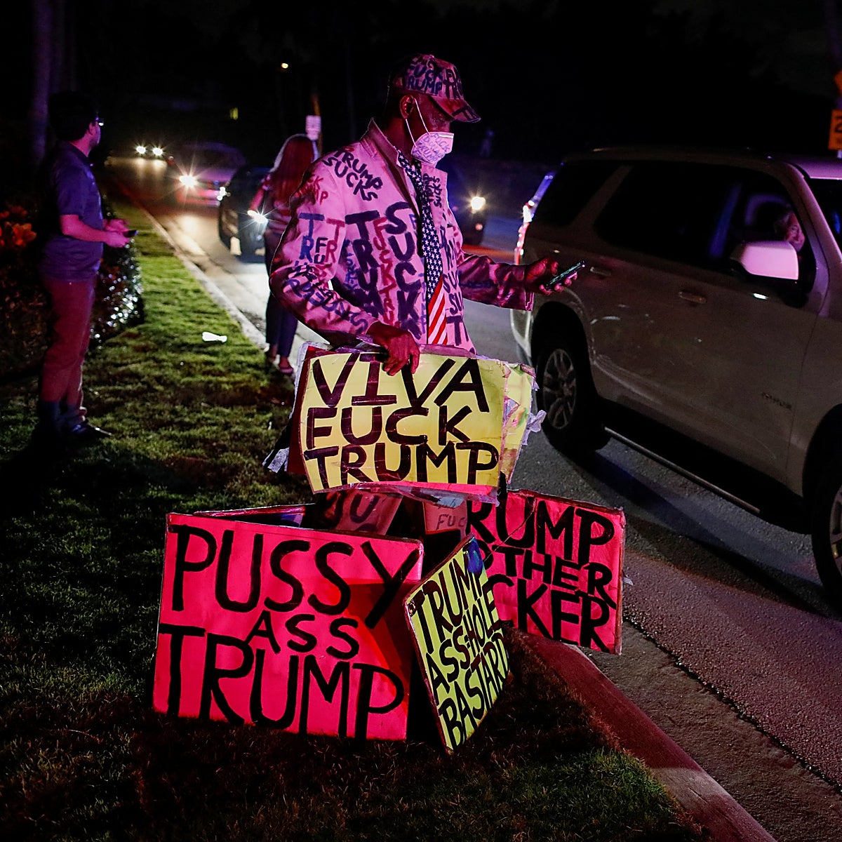 El 'trumpismo' estalla contra el registro de la residencia del expresidente: «Esto es la guerra»