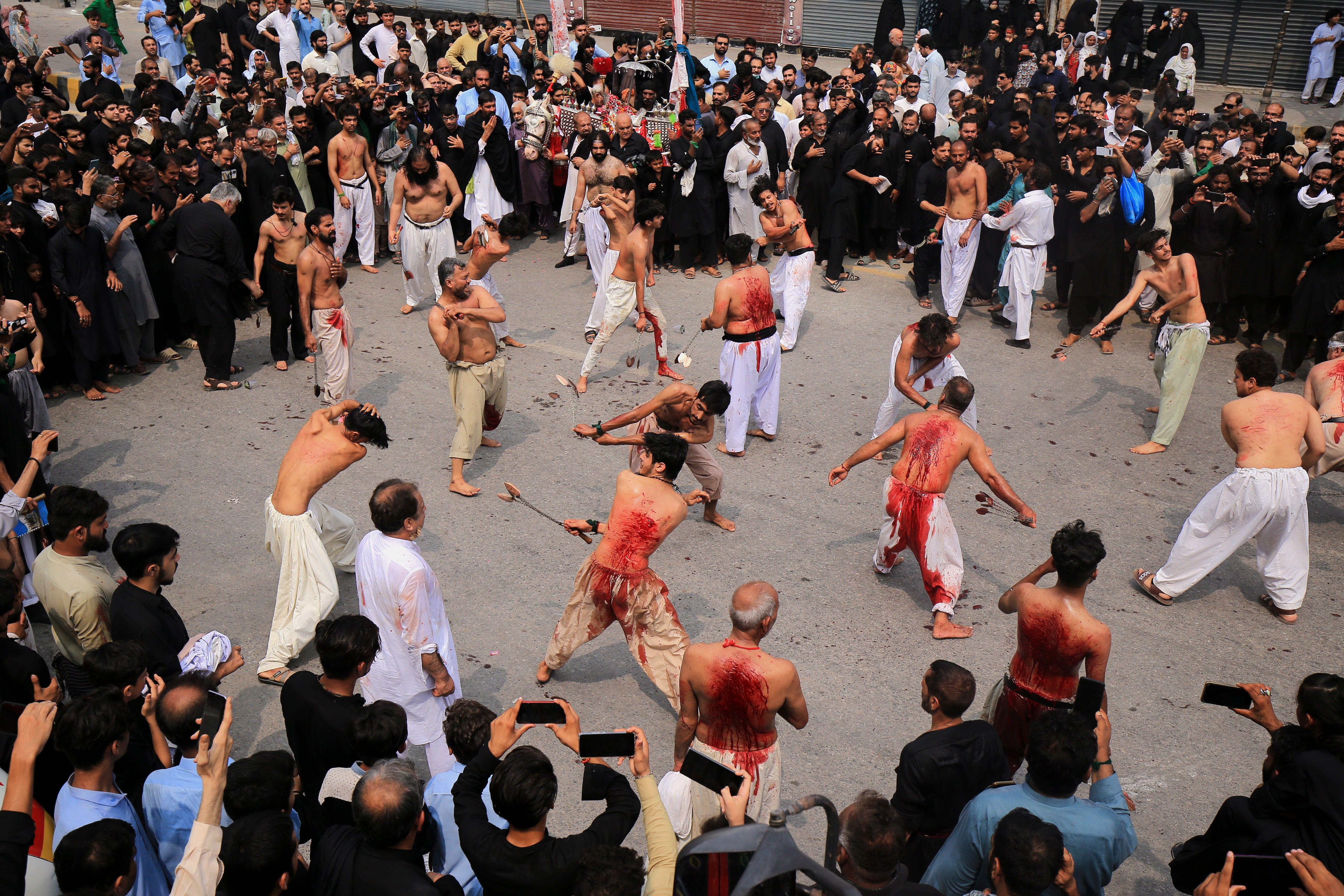 Musulmanes chiíes se flagelan durante la Ashura en Peshawar, Pakistan.