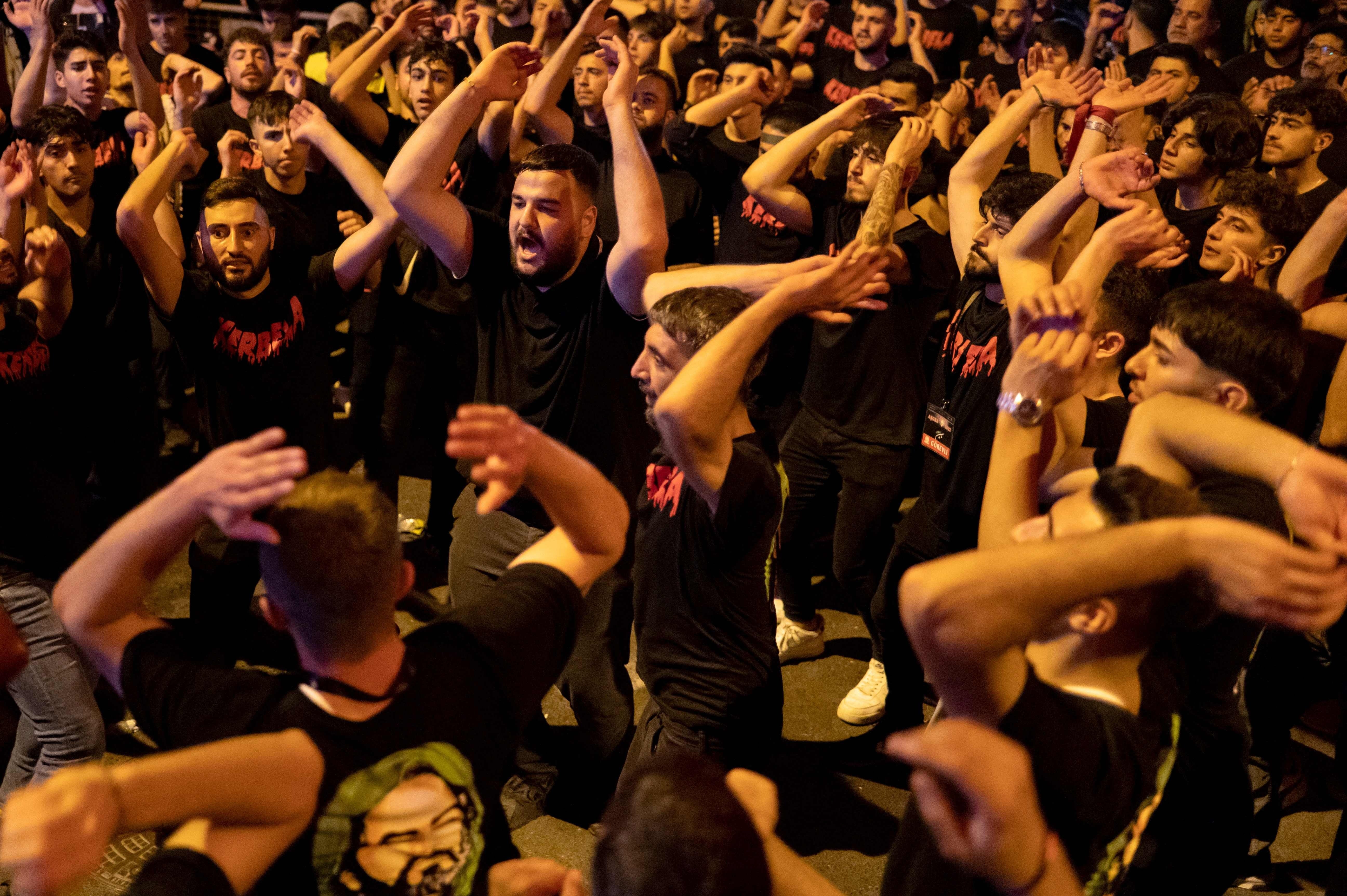 Un grupo de chiíes, en las horas previas a la flagelación de la Ashura en Estambul.