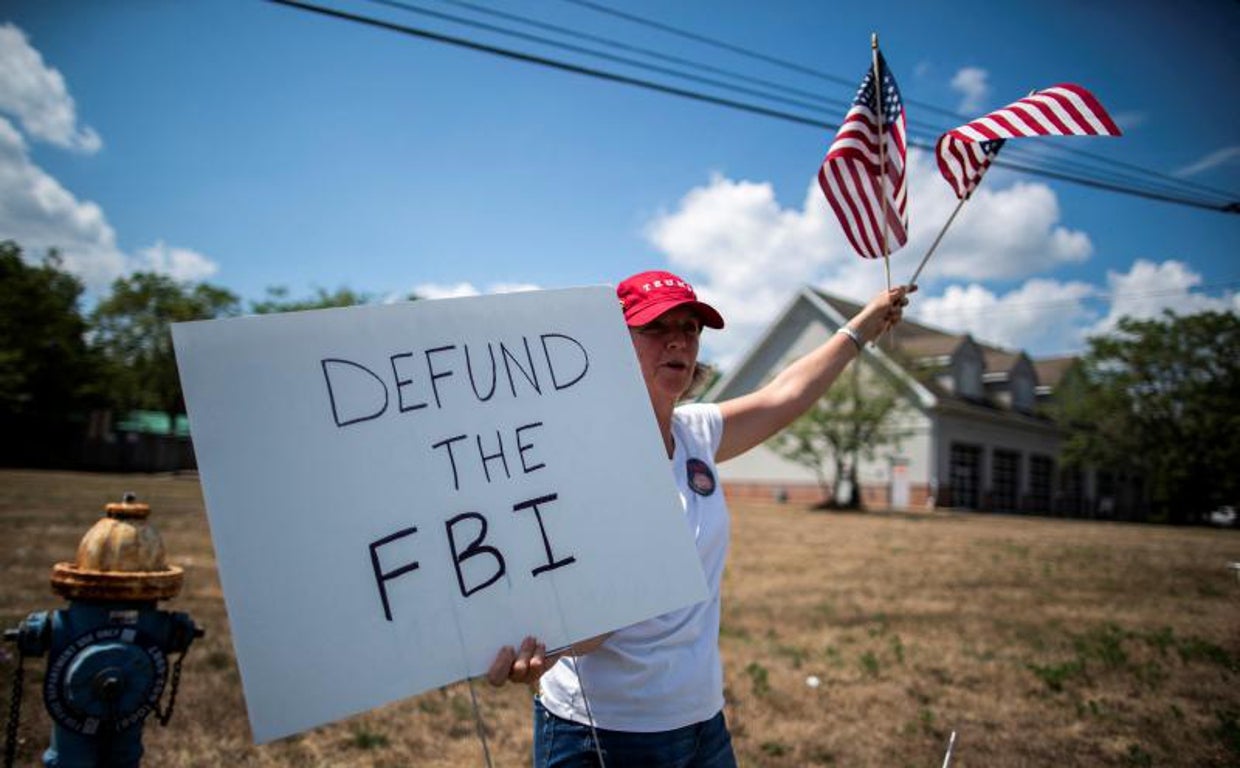 Un partidario de Trump protesta cerca del Trump National Golf Club después de que el expresidente estadounidense dijera que agentes del FBI allanaron su casa de Mar-a-Lago Palm Beach, en Bedminster, Nueva Jersey, EE. UU