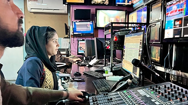 Aisha Sharifi, encargada en la mesa de control de Tolo News