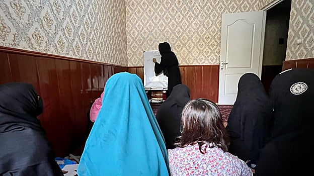 Niñas dando clase en una escuela clandestina en Kabul, Afganistán