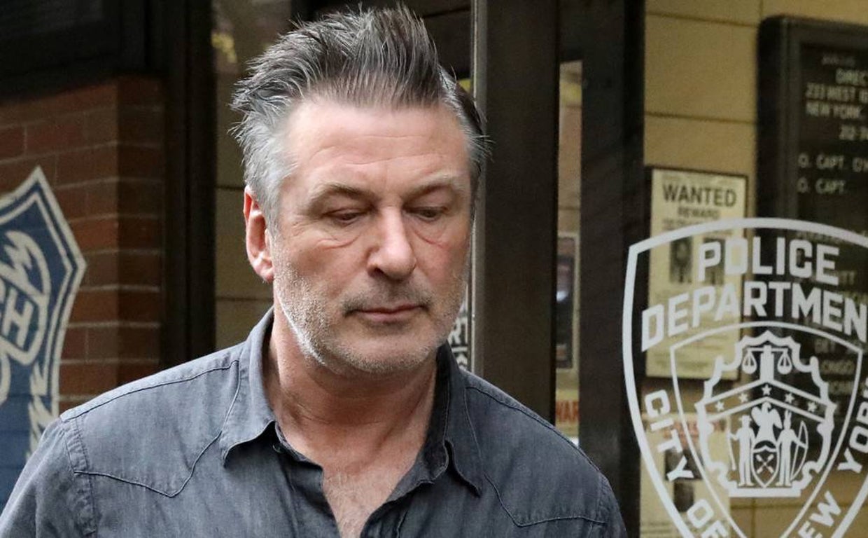 Alec Baldwin, a la salida del departamento de Policía de Nueva York