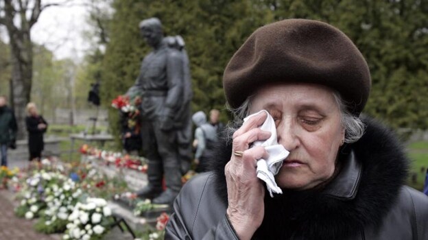 Las autoridades estonias retiraron un monumento de guerra soviético llamado  Soldado de Bronce de una plaza central de la ciudad de Tallin. Fue trasladada a un cementerio militar