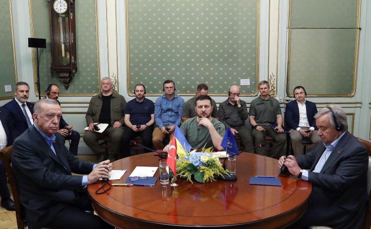 Erdogan, Zelenski y Guterres (de izquierda a derecha en la mesa) durante su reunión en Leópolis