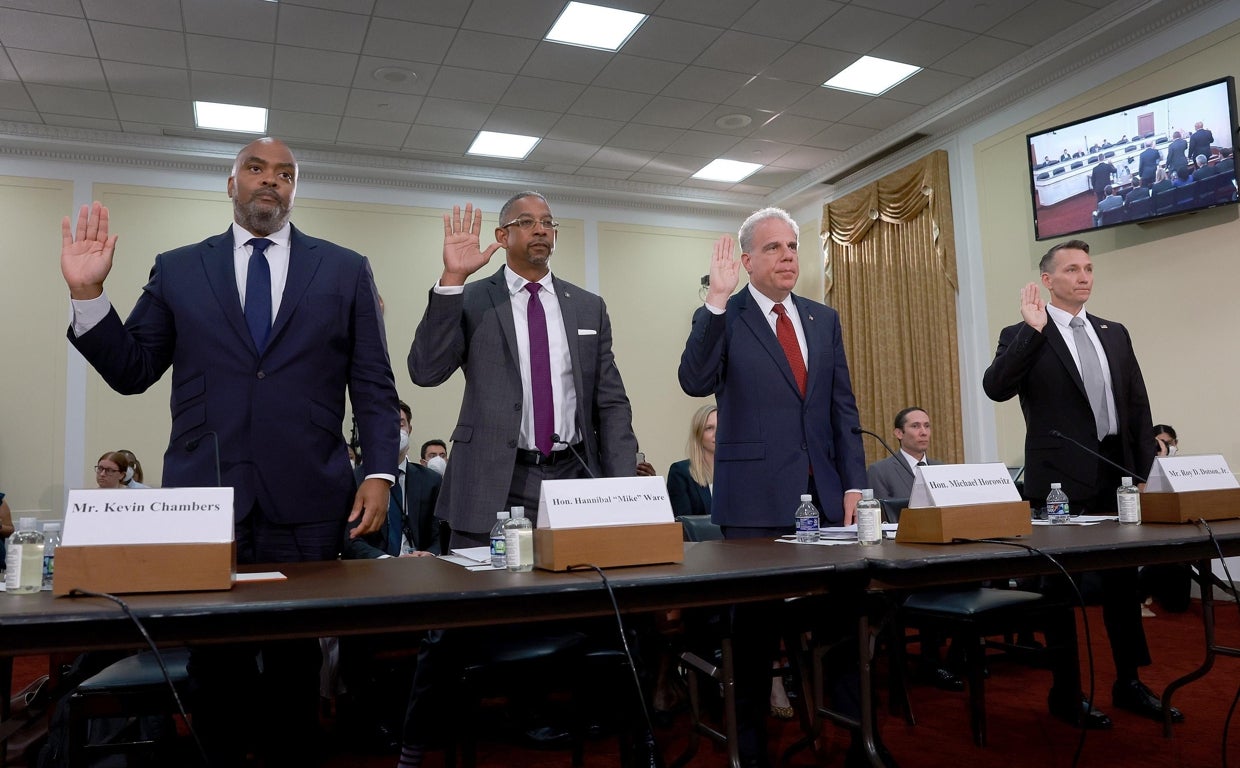 Kevin Chambers (primero por la izqda.), en un juicio el pasado mes de junio, es el jefe para el fraude en pandemia del Departamento de Justicia