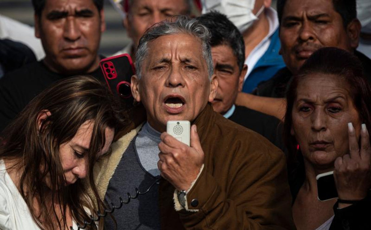 Antauro Humala, hermano del ex presidente peruano Ollanta Humala, habla con la prensa tras su liberación del penal Piedras Gordas II en Ancón, Perú