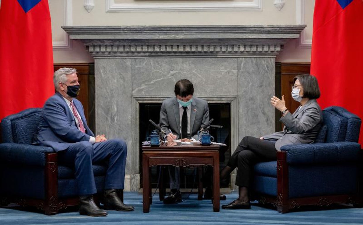 La presidenta de Taiwán, Tsai Ing-wen (derecha), hablando con Eric Holcomb (izquierda), el gobernador republicano del estado de Indiana, durante una reunión en la Oficina Presidencial en Taipei.