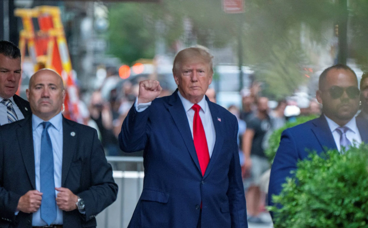 El expresidente estadounidense, Donald Trump, saliendo de la Trump Tower