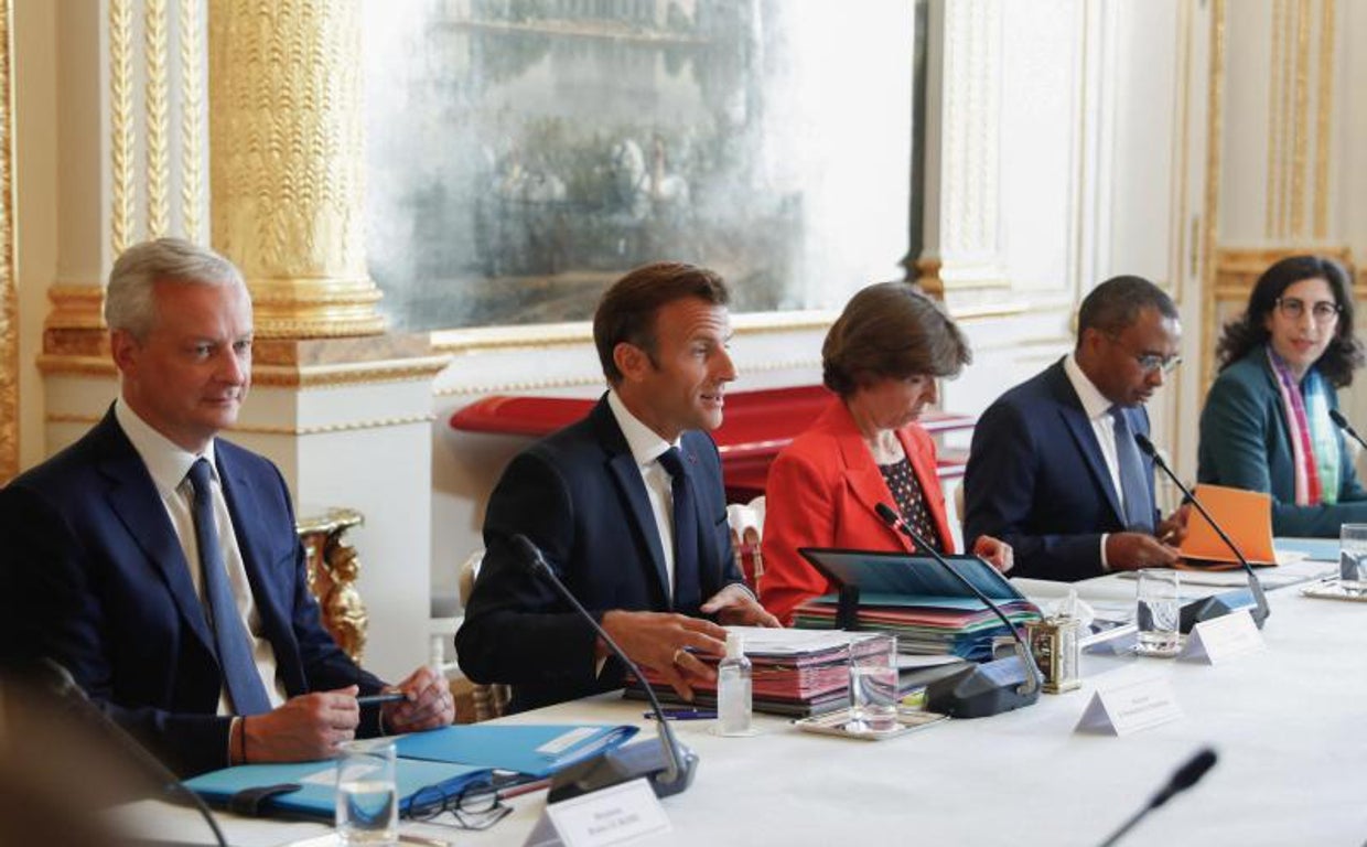El presidente francés, Emmanuel Macron (en el medio), junto al ministro de Economía de Francia, Bruno Le Maire, y la ministra de Asuntos Exteriores de Francia, Catherine Colonna