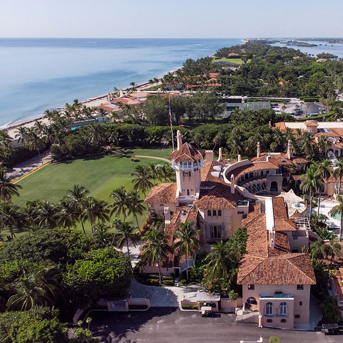 La Justicia de EE.UU. publica con amplias censuras el documento que condujo al registro de la residencia de Trump