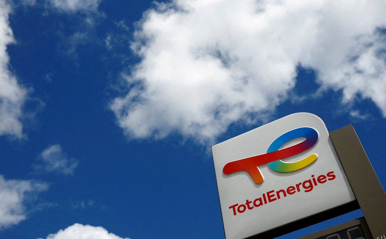 Una señal con el logo de la multinacional francesa Total Energies