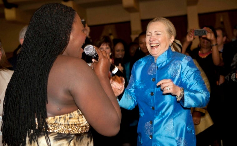 Hillary Clinton muestra su apoyo a Sanna Marin con una fotografía bailando