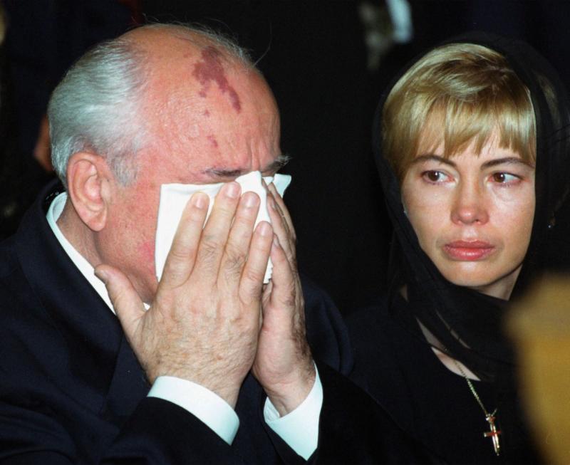 Gorbachov llora durante el entierro de su esposa Raisa en 1999.