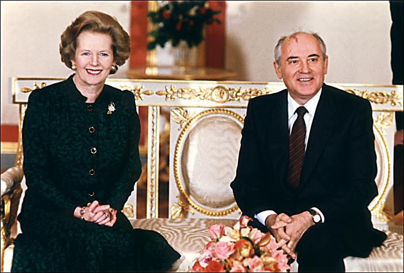 Gorbachov reunido con la ex primera ministra británica Margaret Thatcher.