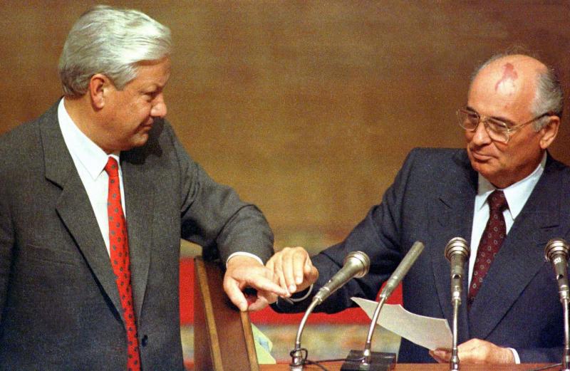 Gorbachov saluda al expresidente ruso Yeltsin en Washington en 1997.