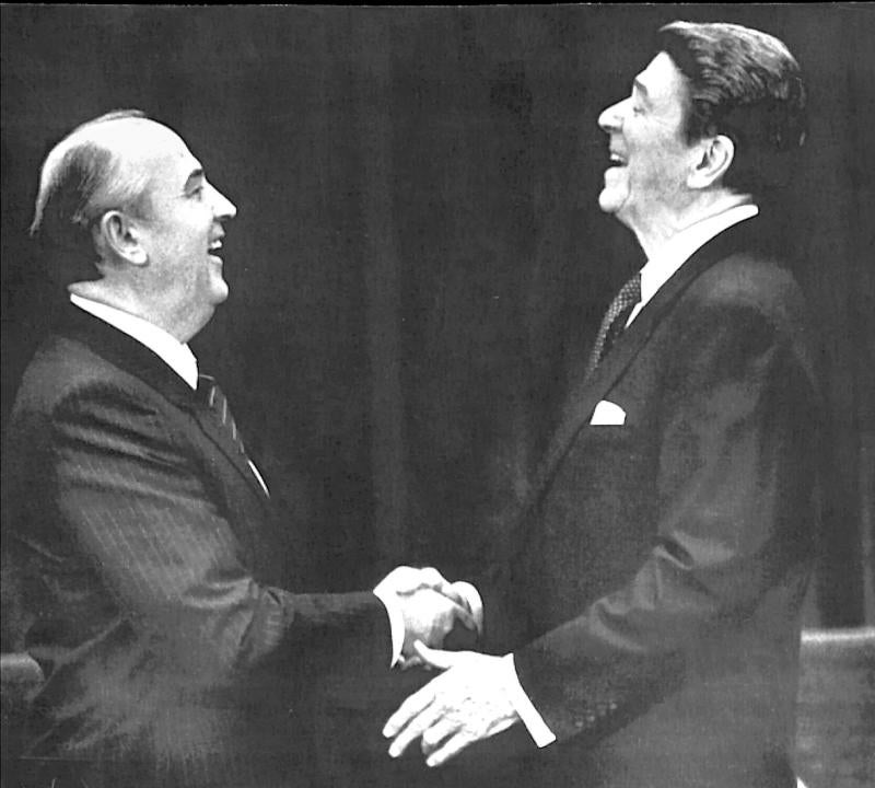 Gorbachov y el expresidente de Estados Unidos Ronald Reagan durante una cumbre celebrada en Ginebra en 1985.