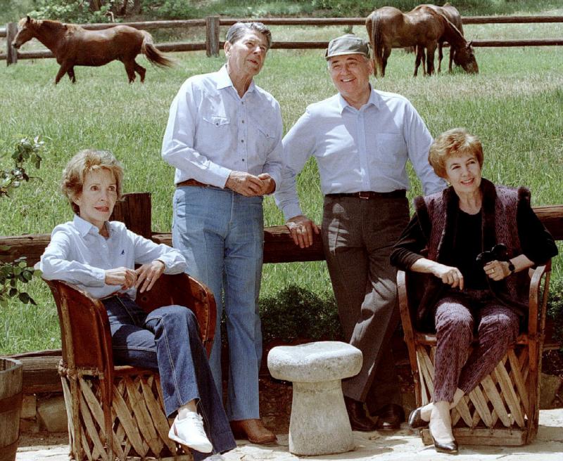 Gorbachov y Reagan en 1992 en el rancho del expresidente de Estados Unidos, acompañados de sus respectivas esposas. 