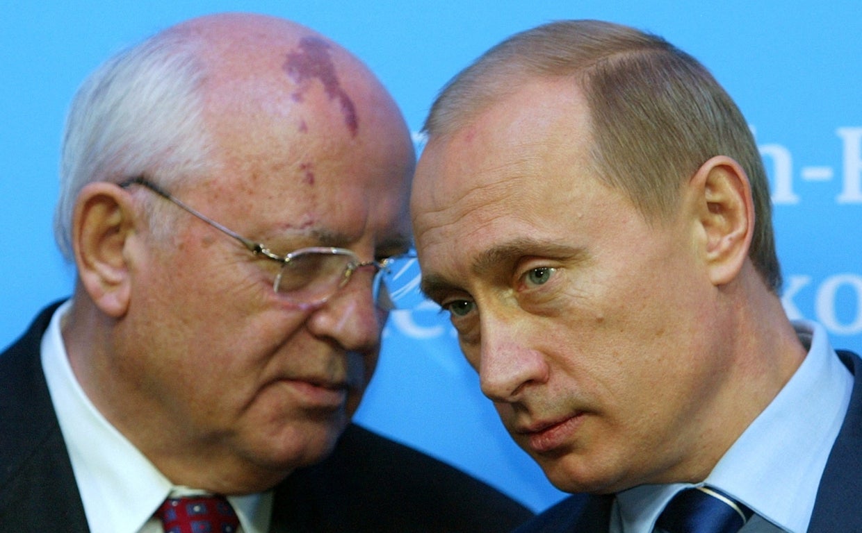 El expresidente de la URSS, Mijaíl Gorvachov, hablando con el presidente de Rusia, Vladímir Putin, durante un encuentro bilateral en Alemania