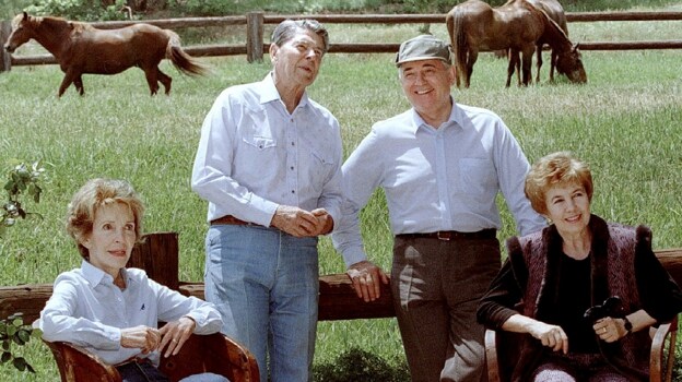 El presidente de los Estados Unidos, Ronald Reagan, junto a su esposa Nancy, recibe en su rancho al presidente de la URSS, Mijaíl Gorbachov, junto a su mujer Raisa