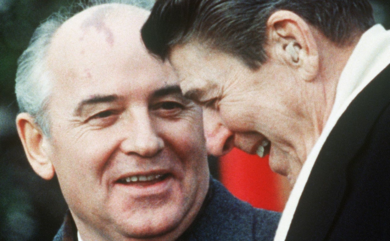 El presidente de la URSS, Mijaíl Gorbachov, y el presidente de Estados Unidos, Ronald Reagan, durante un encuentro en diciembre de 1987