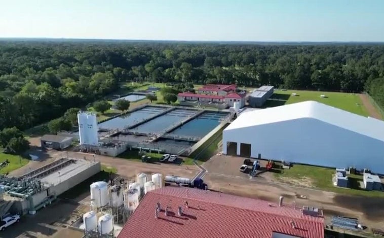 Largas colas en la capital de Mississipi para conseguir agua potable tras las graves inundaciones