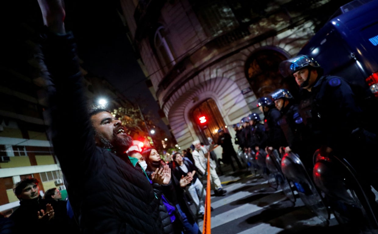 La Policía protege las inmediaciones de la residencia de la vicepresidenta de Argentina, Cristina Fernández de Kirchner