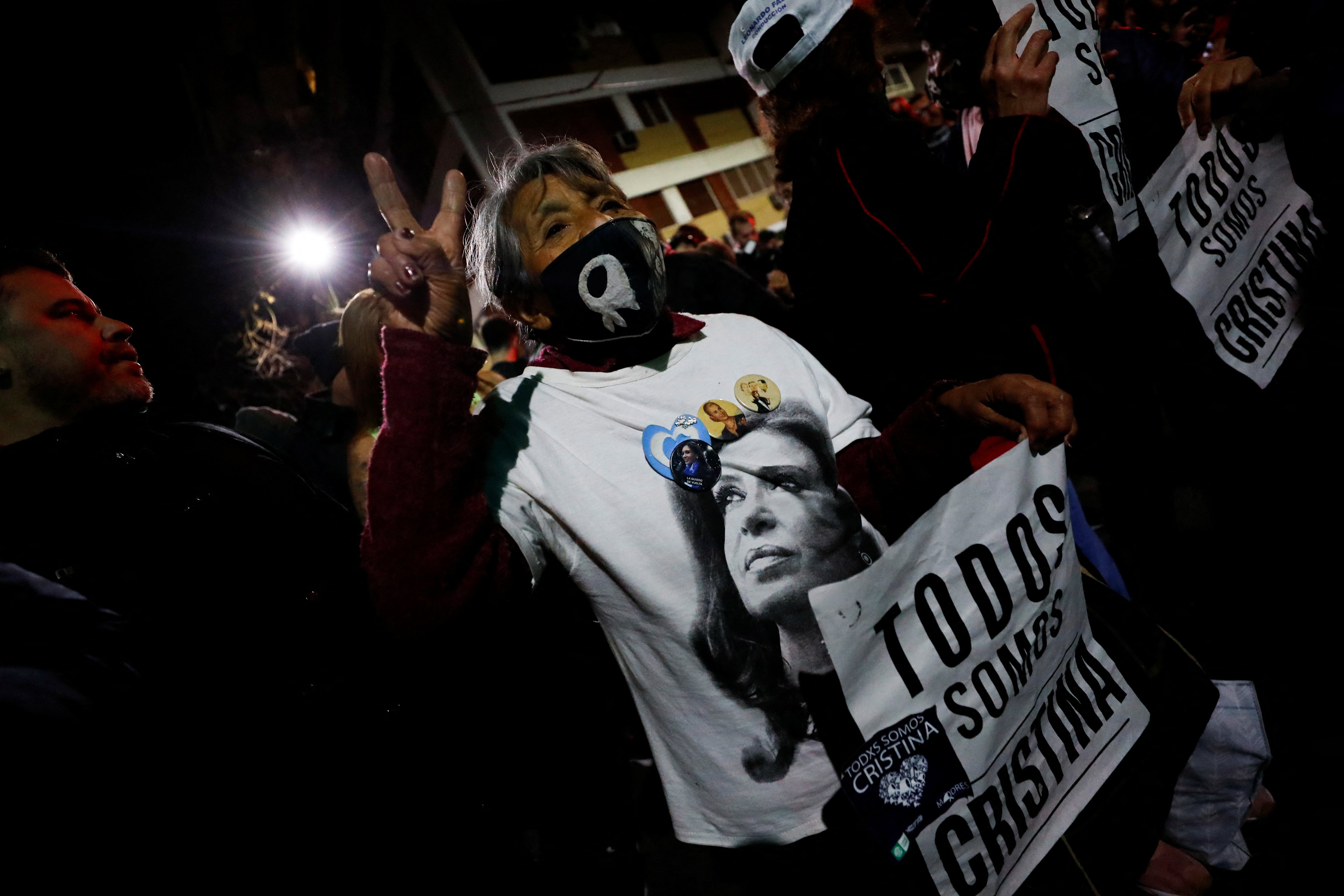 Una partidaria de Kirchner sostiene una pancarta en la que se lee «Todos somos Cristina» durante la concentración en su apoyo celebrada a las afueras de su residencia. 