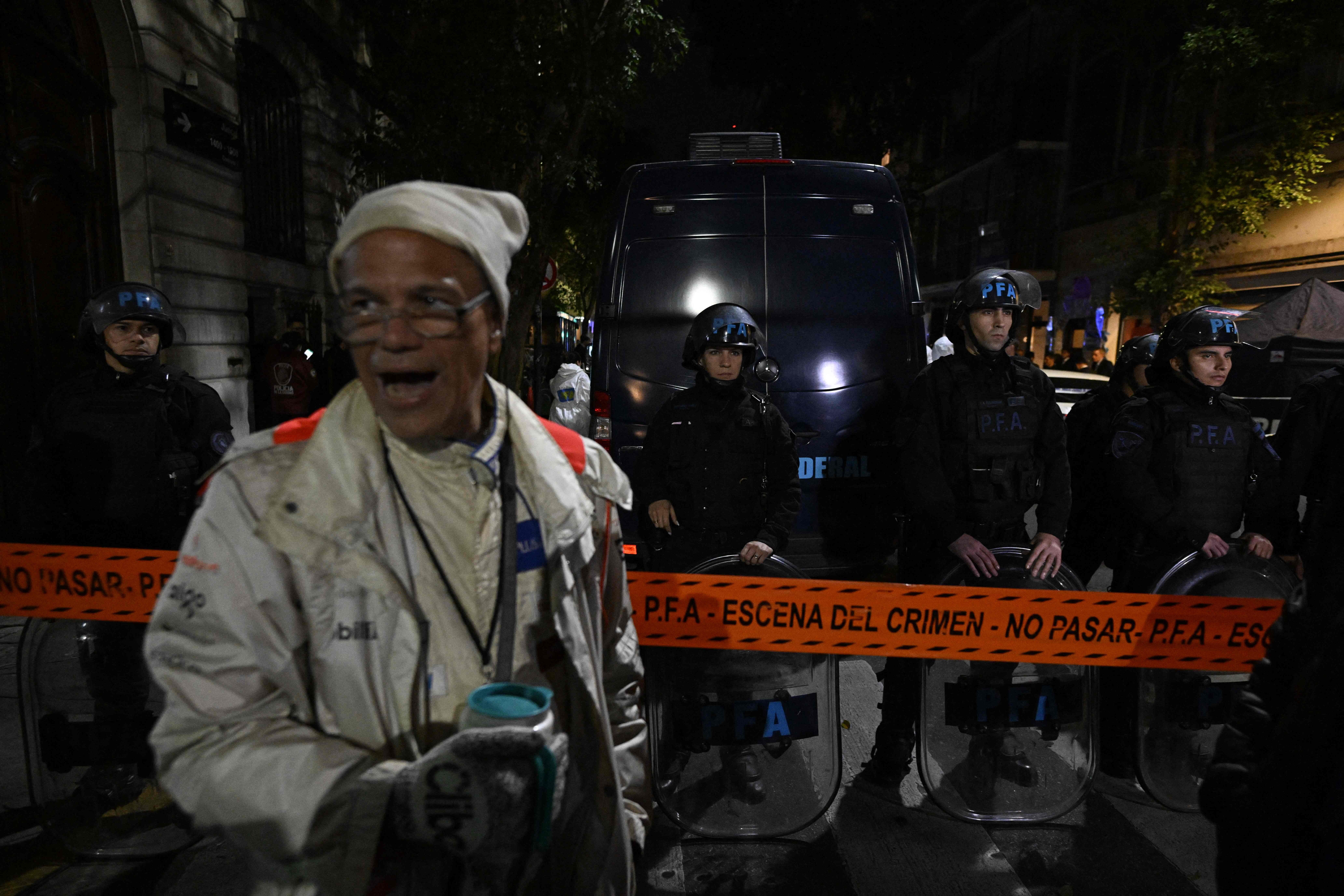 La Policía argentina monta guardia en los alrededores de la residencia de la vicepresidenta argentina, donde muchos de sus partidarios se han concentrado este viernes para expresarle su apoyo tras el intento de atentado. 