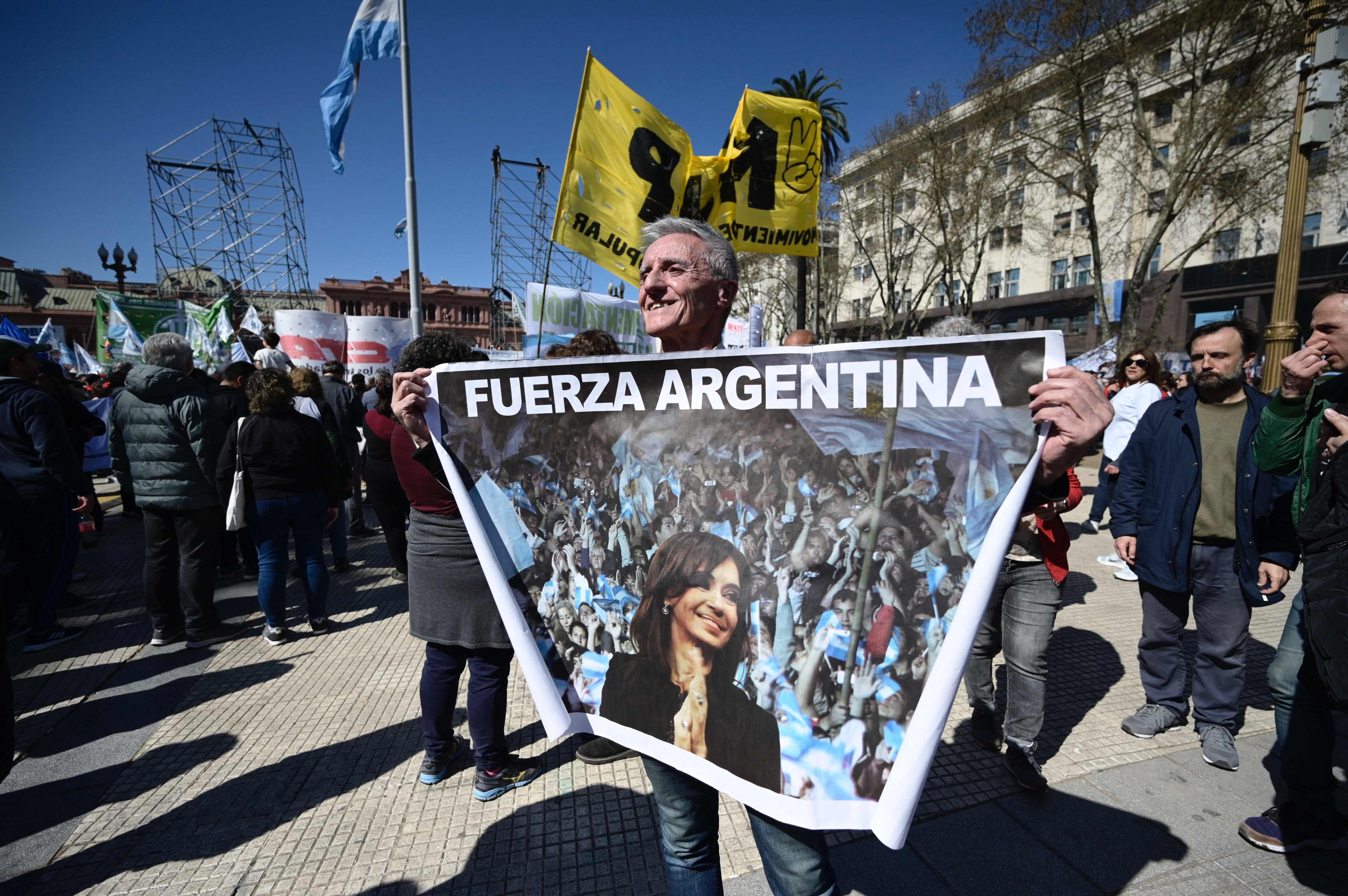 Simpatizantes de Kirchner sostienen pancartas con su rostro en Buenos Aires.