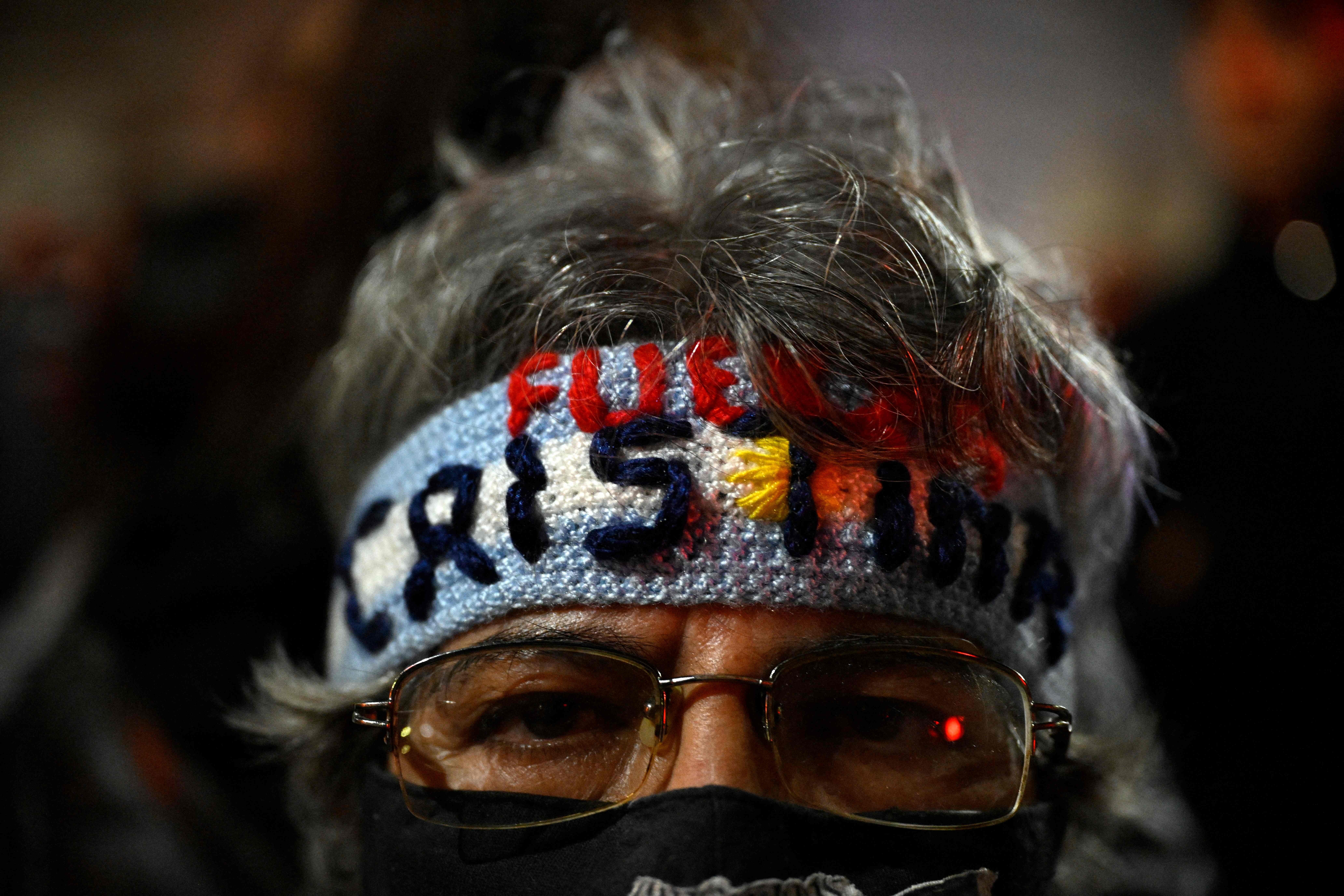 Una partidaria de Kirchner se concentra en los alrededores de la residencia de la vicepresidenta para mostrarle su apoyo. 