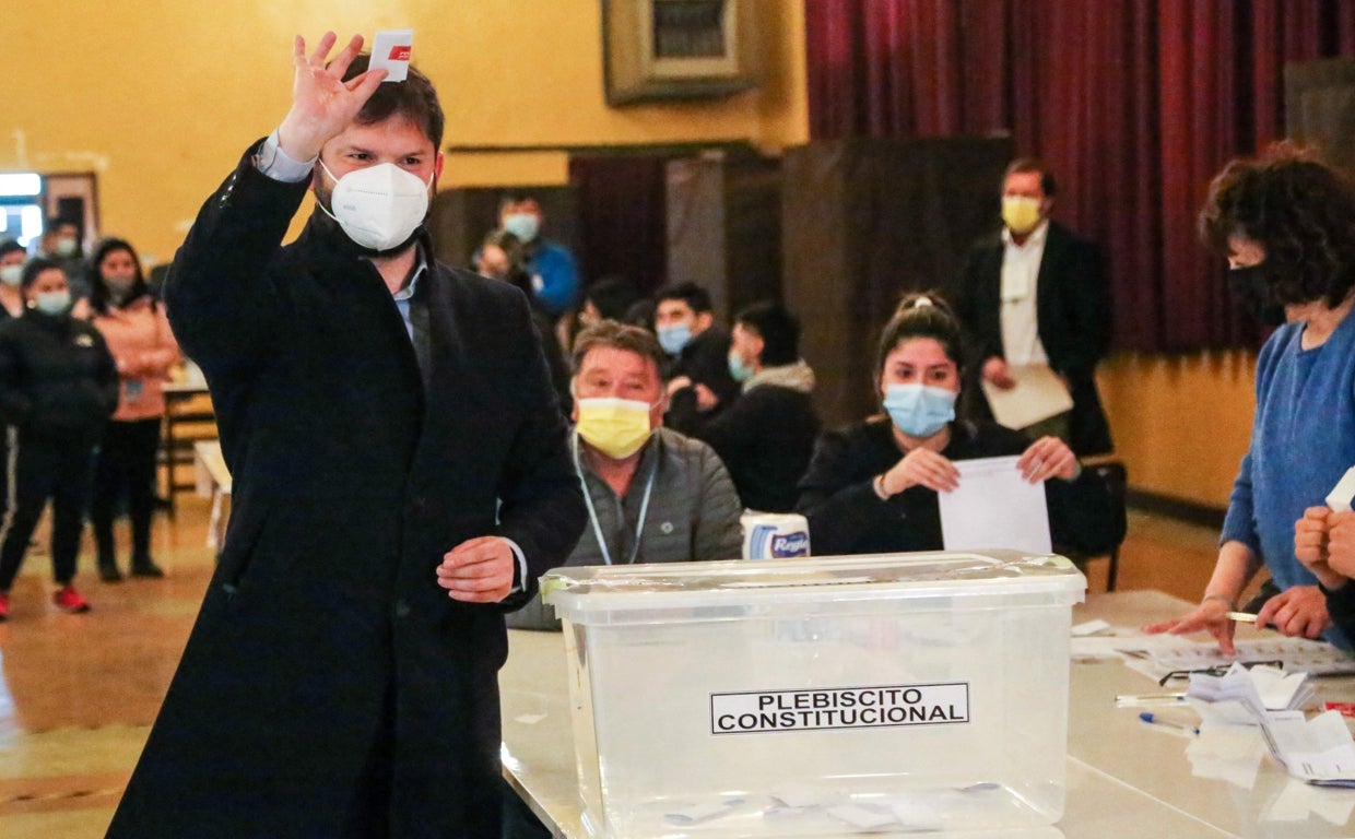 El presidente de Chile, Gabriel Boric, votando en el referéndum constitucional