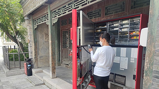 Máquinas expendedoras conviven con estructuras de apariencia antigua