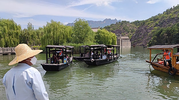 Operadores trabajando en los canales artificiales