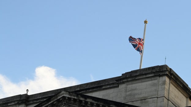 Después de conocerse el fallecimiento de Isabel II, a las seis y media de la tarde (hora de Londres), en Buckingham Palace ondeó a media asta la bandera de la Unión