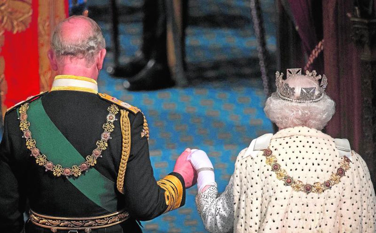 Imagen de archivo de la Reina Isabel II junto a su hijo, el Príncipe Carlos