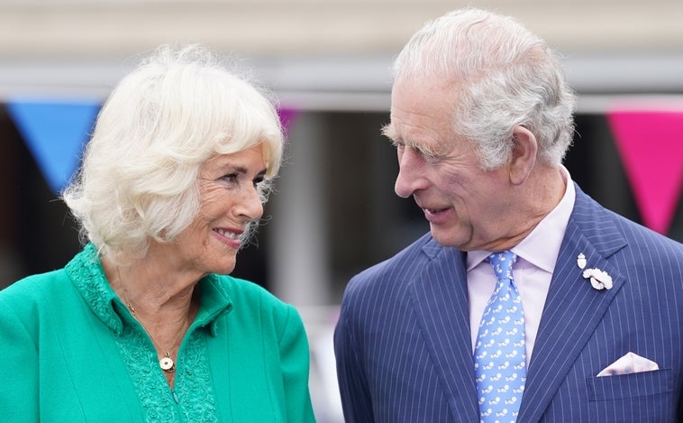 Carlos se convierte en Rey de Inglaterra y Camilla, en Reina consorte