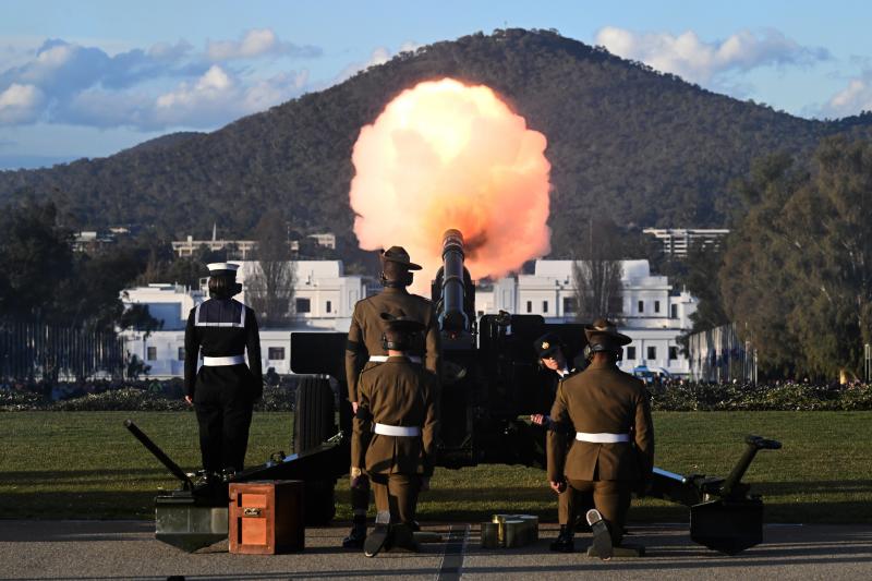 En el parlamento de Canberra, Australia, se despidió a la reina de la Commonwealth con una multitud y el sonido de los disparos de un cañón en forma de homenaje