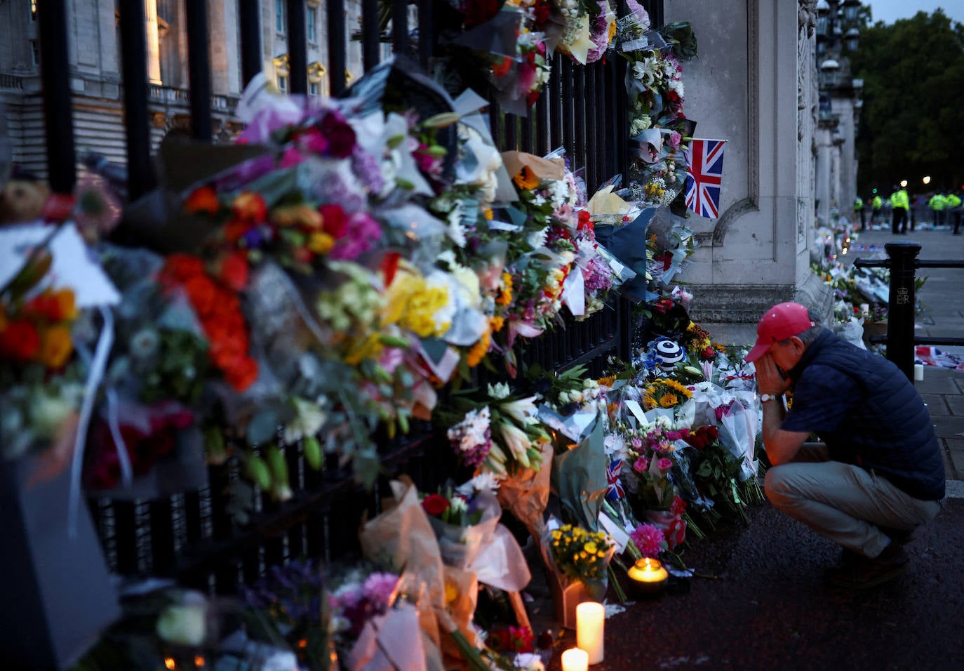 Un hombre llora frente al Palacio de Buckingham