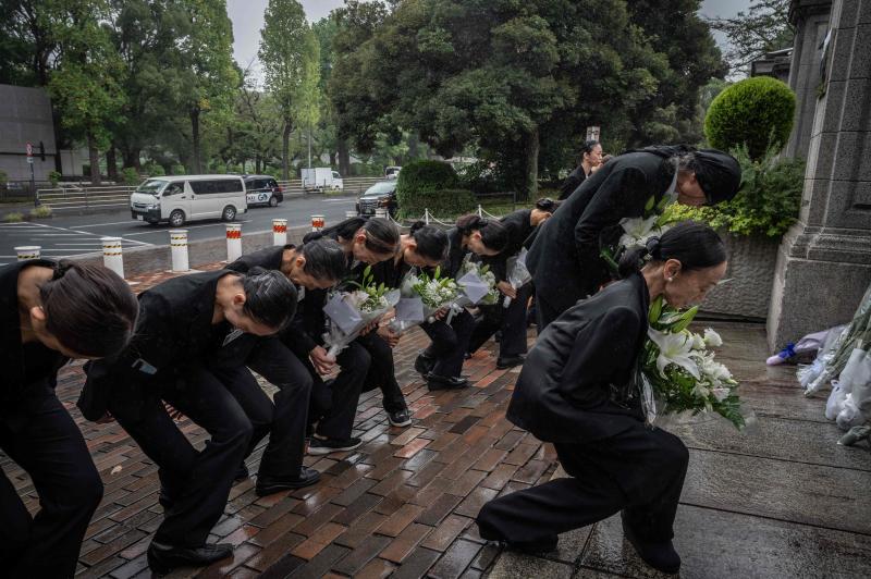 En la sede de la embajada británica de Tokio, un grupo de ballet homenajea el fallecimiento de la reina con una ofrenda floral y reverencias