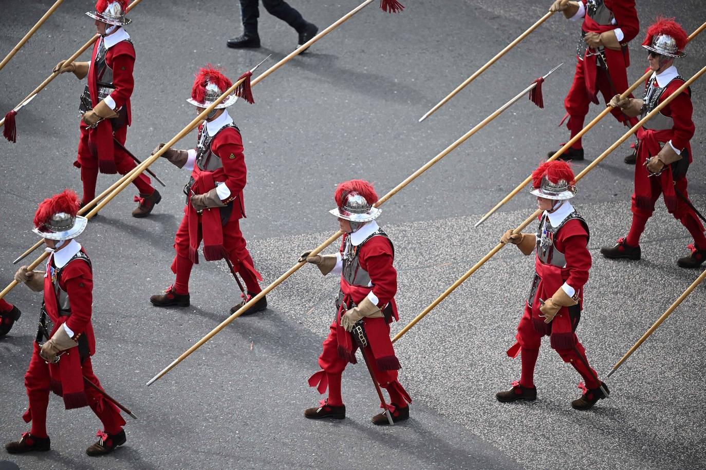 La Compañía de Piqueros y Mosqueteros llega ala Bolsa de Londres ante la proclamación de Carlos III como Rey de Inglaterra. 