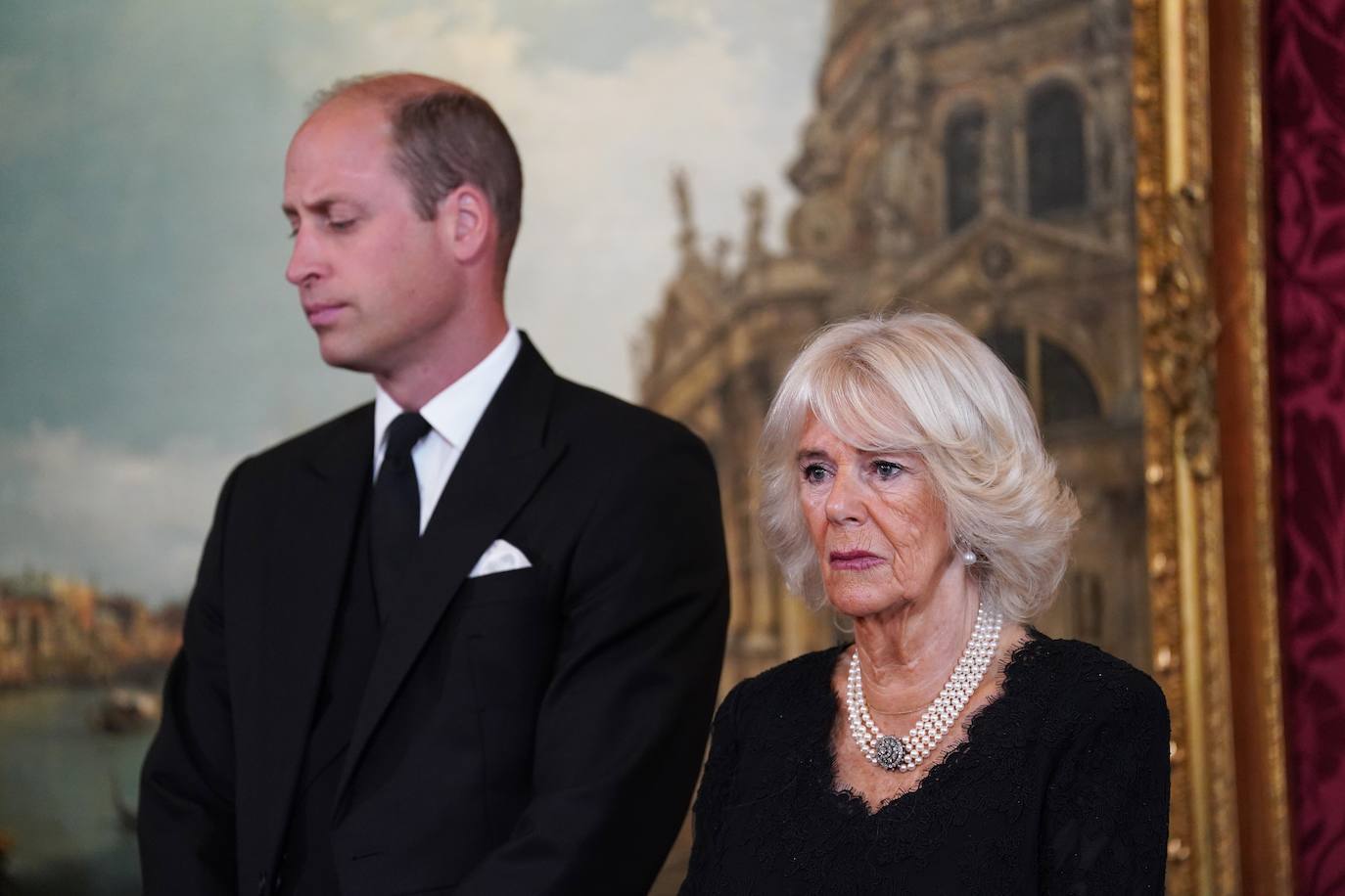 El príncipe Guillermo junto con la Reina consorte, Camila, en el Salón del Trono del Palacio de St. James. 