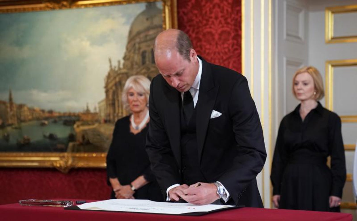El nuevo Príncipe de Gales, firma la Proclamación de adhesión del Rey Carlos III durante la ceremonia del Consejo de adhesión en el Palacio de St James