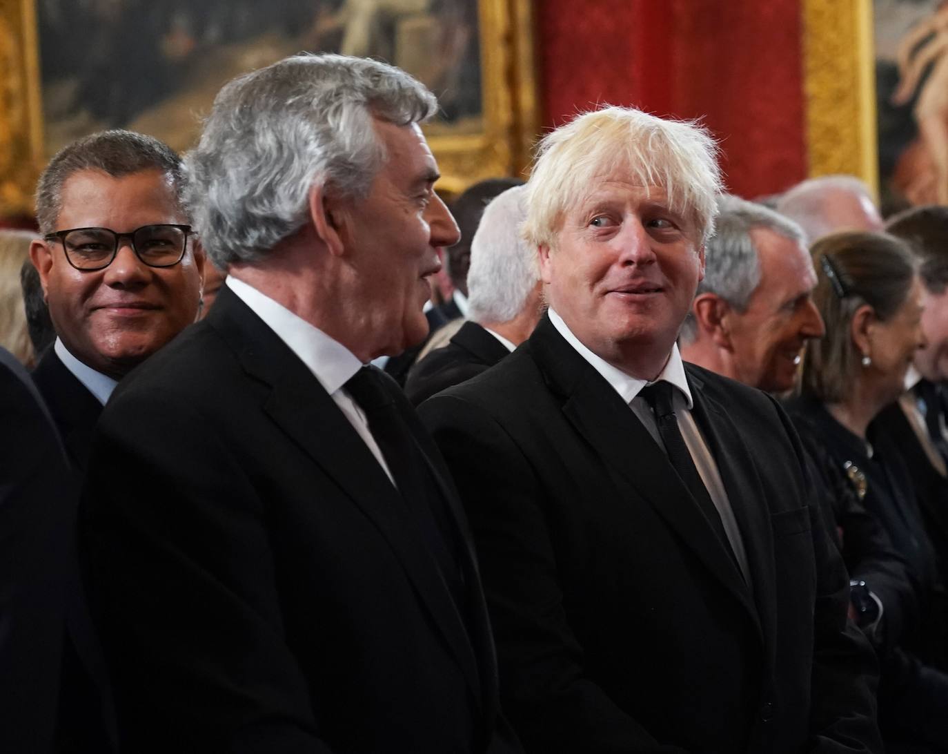 Los ex primeros ministros británicos Gordon Brown y Boris Johnson en el Salón del Trono del palacio de St. James, donde se ha proclamado a Carlos III como Rey de Inglaterra.
