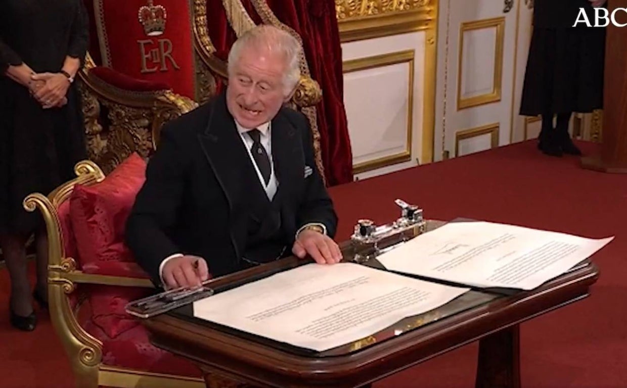 Carlos III retira sus plumas del escritorio