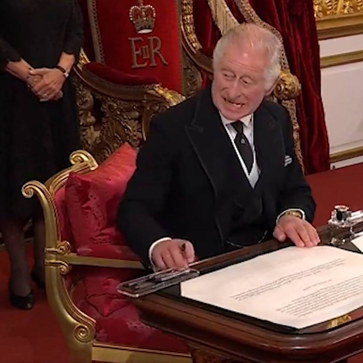 El gesto de Carlos III en su firma que ha desatado el revuelo en redes