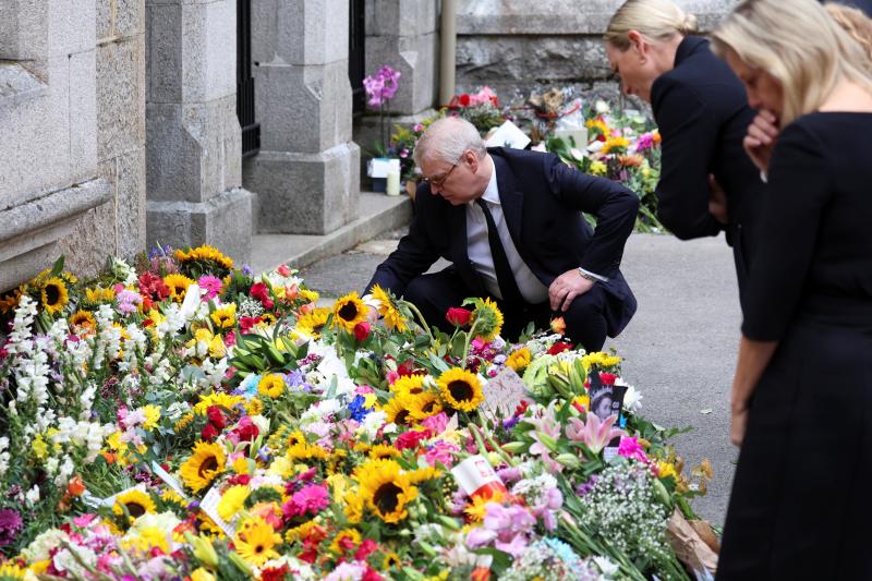 La Familia Real británica agradece en Balmoral y Windsor el cariño recibido
