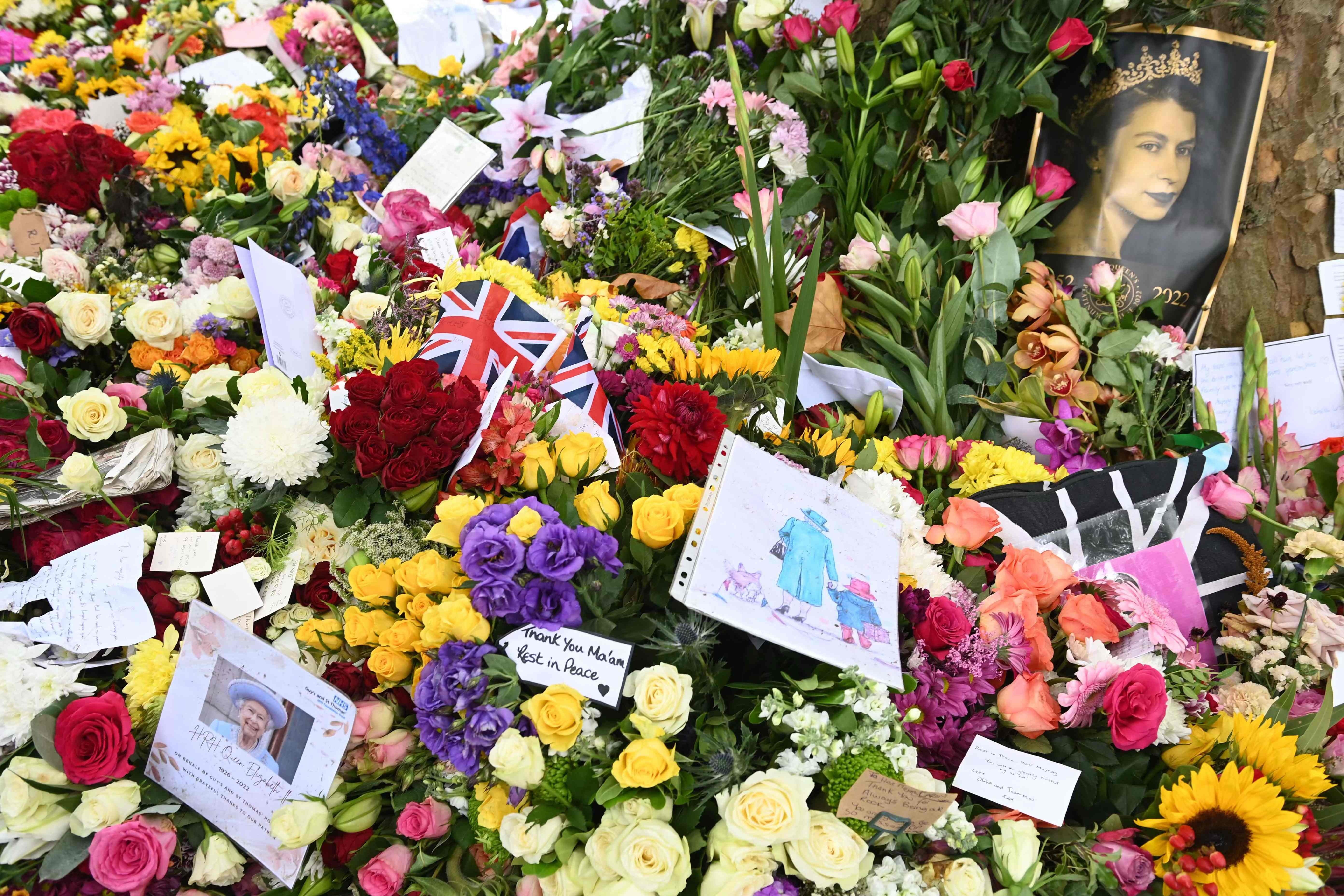 Notas y flores en memoria de Isabel II en las afueras del Palacio deBuckingham (Londres)