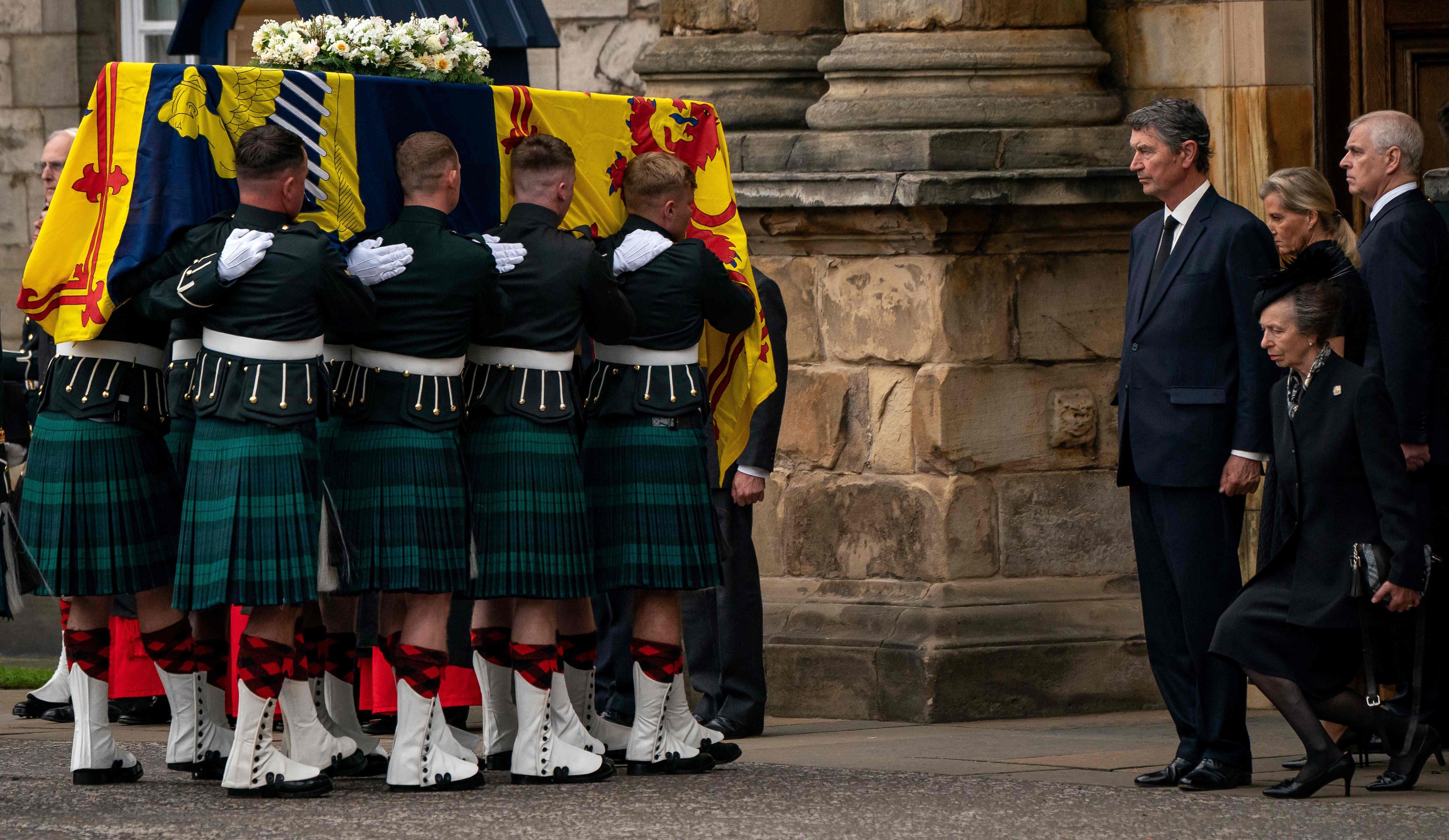 La princesa Ana hace una reverencia mientras los porteadores  llevan el féretro de Isabel II al interior del Palacio de Holyrood.